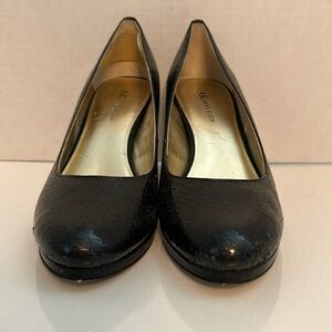 Nice heels. Slight platform on toe. Patent black in color.